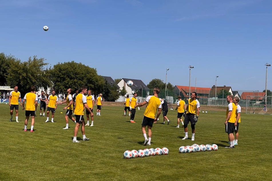 Die Dynamo-Kicker starten am Ball.