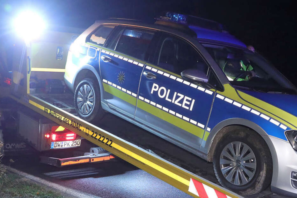 Das Polizeiauto wurde bei der Kollision beschädigt.