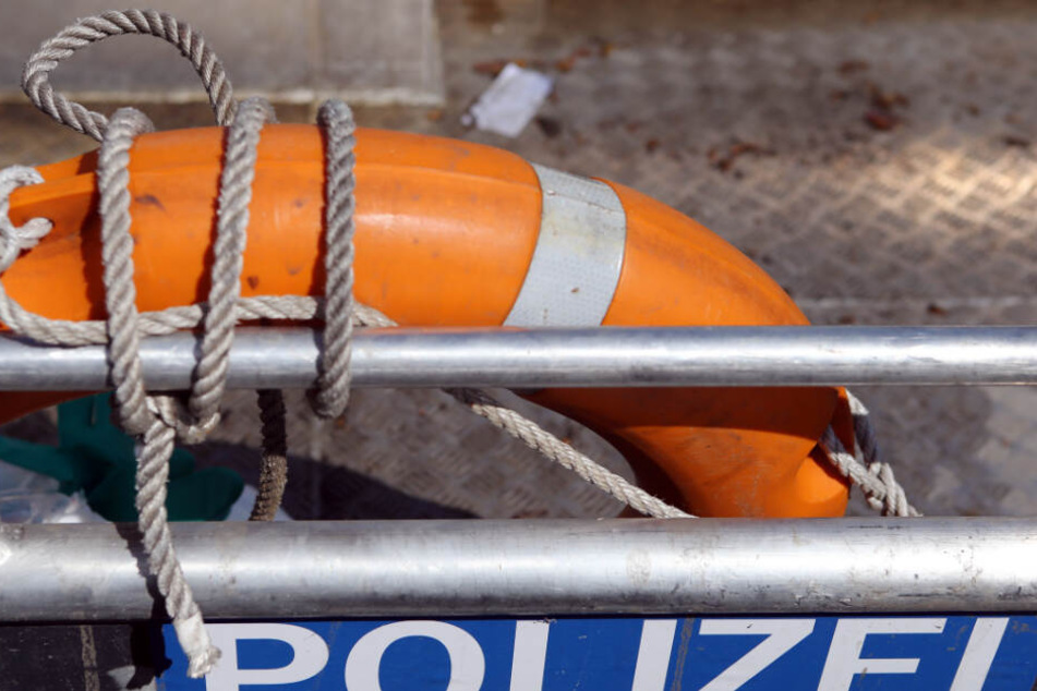 Die Wasserschutzpolizei fand den leblosen Körper des 77-Jährigen unter dem Segel eines Boots. (Symbolbild)