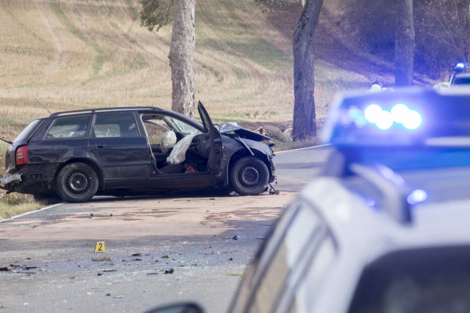 Die Straße glich nach dem Unfall einem Trümmerfeld.