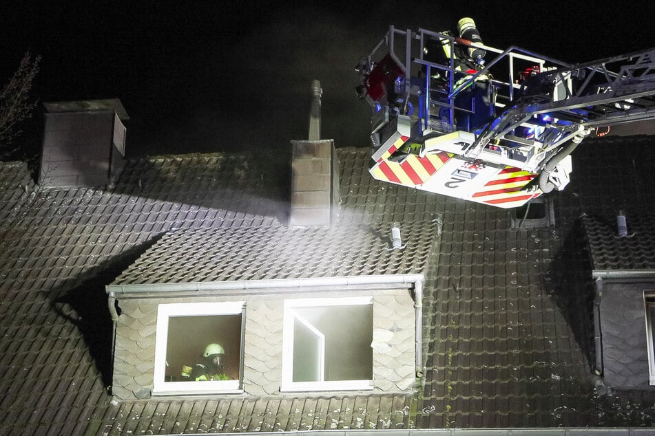 Großeinsatz in Leverkusen: Mehrfamilienhaus nach Feuer unbewohnbar