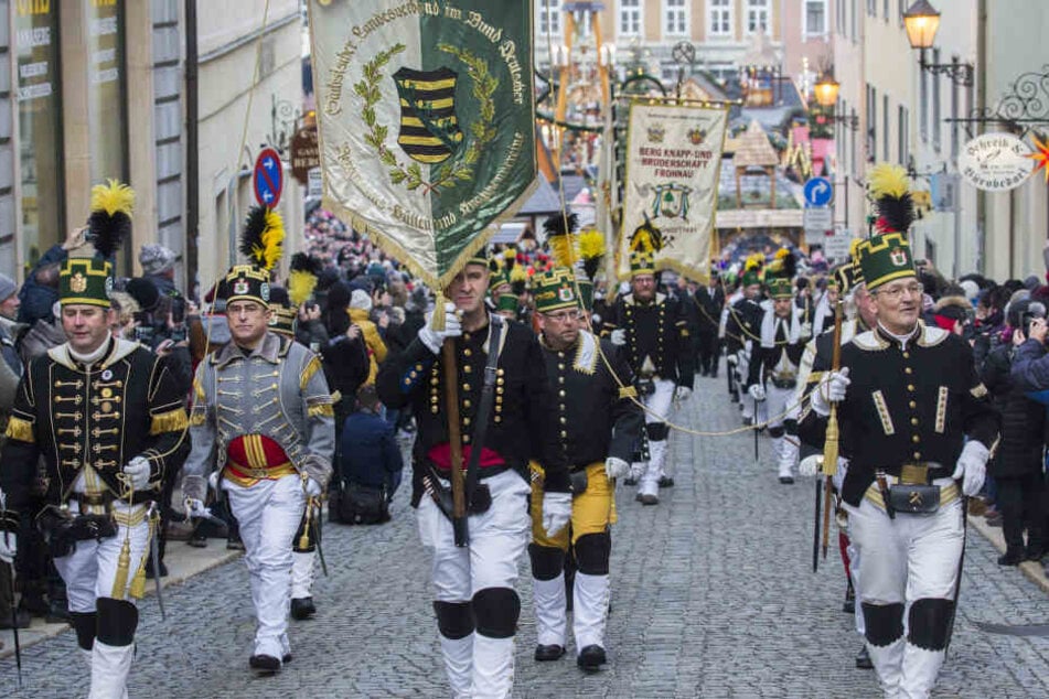 Knapp 1.000 Trachtenträger marschierten ab 13. 30 Uhr durch die Stadt.