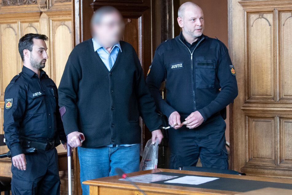 Der 65 Jahre alten Angeklagte, der sein Opfer mit einem Kopfschuss getötet und zerstückelt haben soll, wird in den Gerichtssaal geführt.