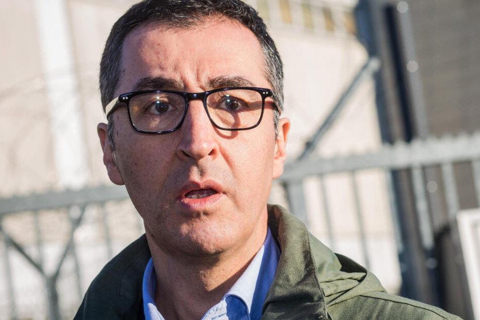 Cem Özdemir (Bündnis 90/Die Grünen) gibt nach seinem Besuch beim Osmanen-Prozess auf dem Gelände der Justizvollzugsanstalt Stuttgart-Stammheim ein Presse-Statement.(Archivbild)