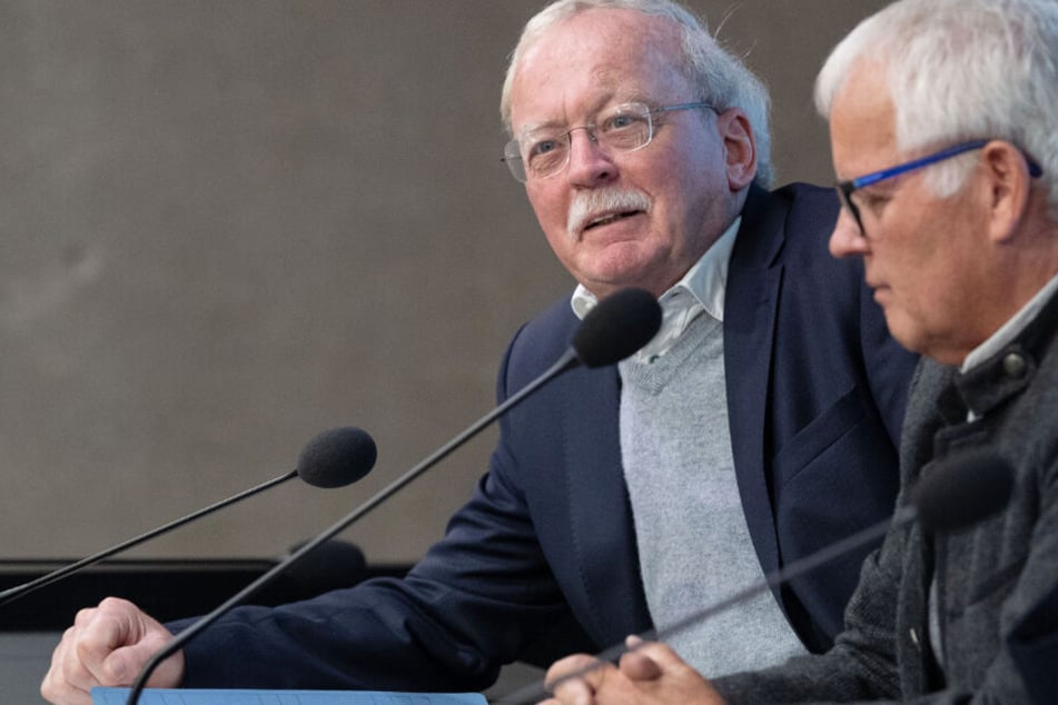 Klaus-Günther Voigtmann (l.) ist Abgeordneter der AfD im Landtag von Baden-Württemberg und verklagt diesen nun. (Archivbild)