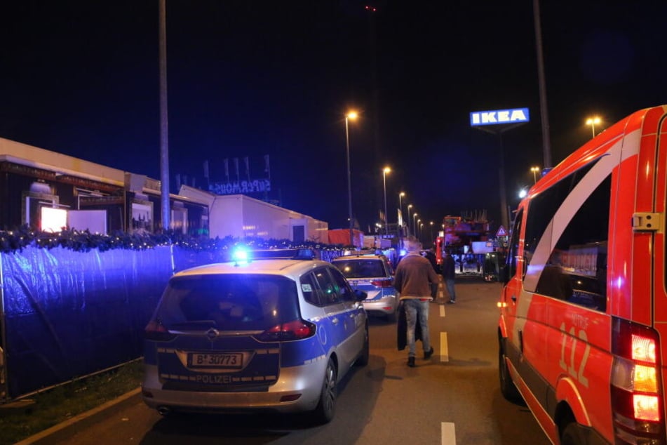 Zahlreiche Kräfte der Polizei und Feuerwehr sind vor Ort.