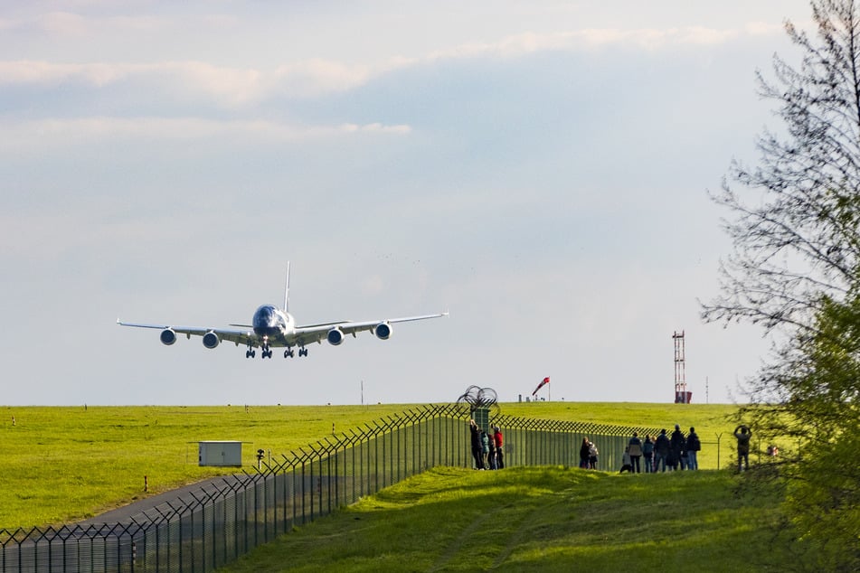 Pünktlich erreichte am Dienstagabend der Jubiläums-A380 der Lufthansa den Dresdner Flughafen.