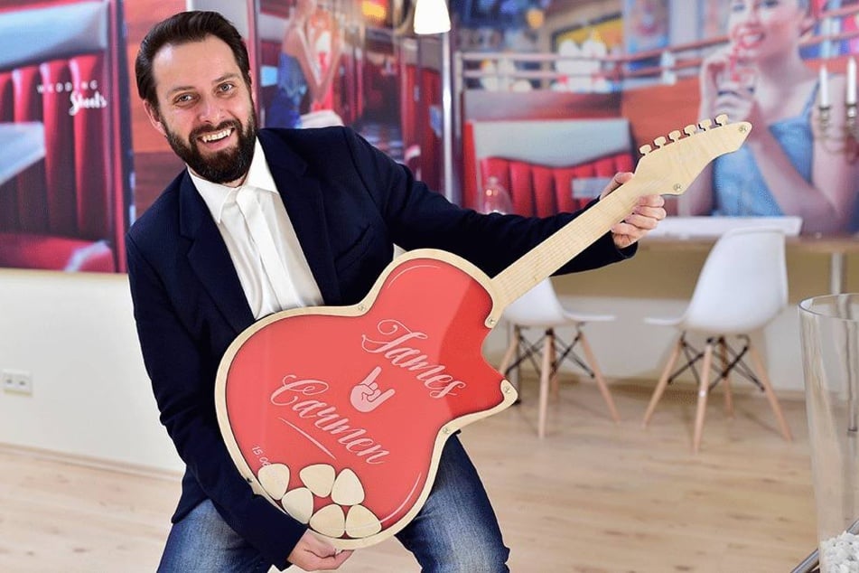 Die Gästebücher in Gitarrenform haben es "wedding-shoots"-Inhaber Alexander Simon (37) besonders angetan.