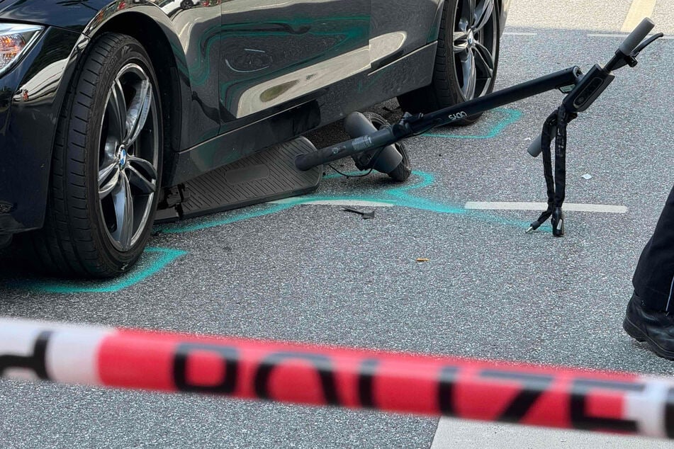 Auto erfasst E-Scooter-Fahrer: Roller unter Fahrzeug eingeklemmt