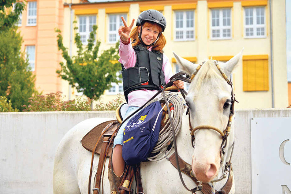 Die Sechstklässlerin ist leidenschaftliche Western-Reiterin. Auf die kuriose Idee brachte sie Opa Bernd (58).
