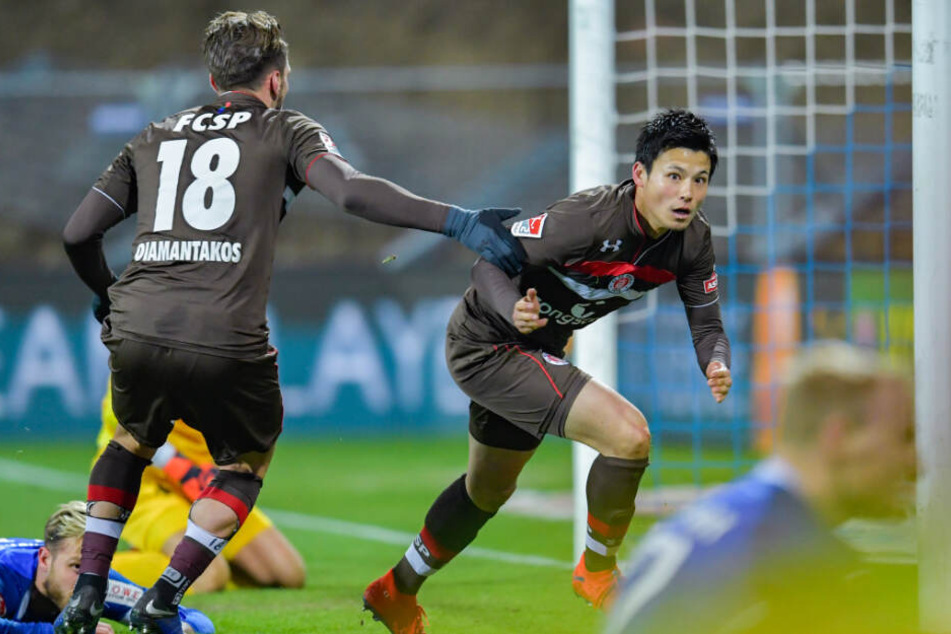 Ryo Miyaichi (rechts) und Dimitrios Diamantakos jubeln über einen Treffer des Japaners.