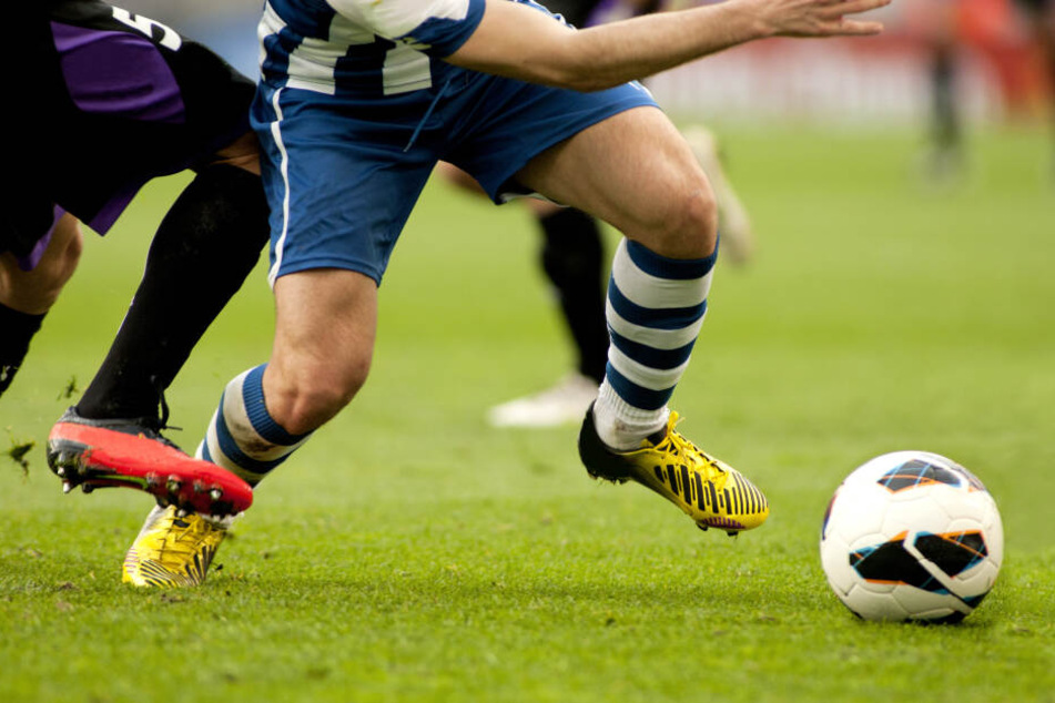 Bei dem Fußballspiel kam es zu unschönen Szenen. (Symbolbild)