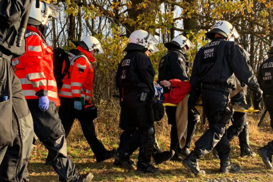 Die Polizei Mittelhessen veröffentlichte auf Twitter ein Foto, welches zeigt, wie die verletzte Aktivistin zum Rettungswagen gebracht wird.