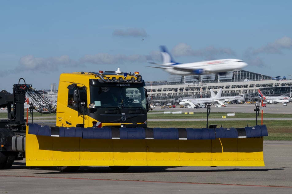 Autonome Winterdienstfahrzeuge wie dieses hier am Flughafen Stuttgart sollen nun eine Woche lang auch in Leipzig getestet werden.