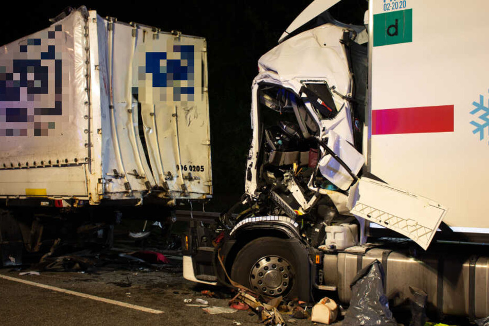 Durch die Wucht des Aufpralls wurde der Fahrer in der stark verformten Kabine eingeklemmt.