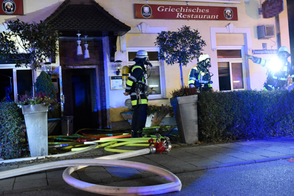 Feuerwehrleute bei den Löscharbeiten am Einsatzort.