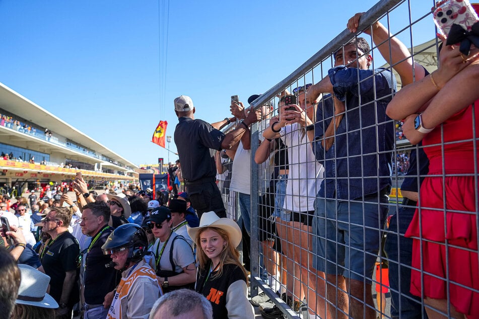 Die Fans in Austin waren kaum zu halten, stürmten vorzeitig auf die Strecke.