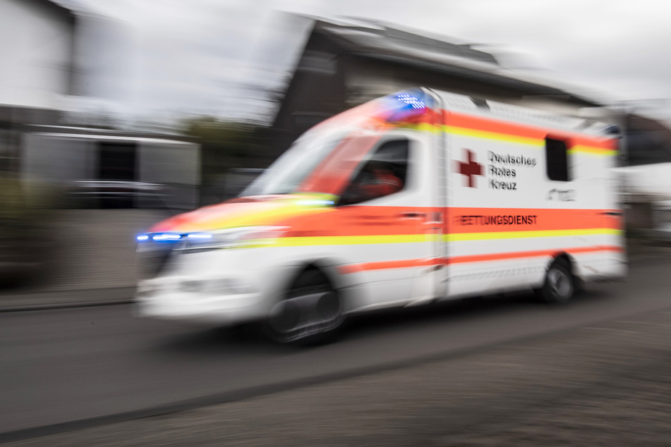 Der Rettungsdienst brachte eine Achtjährige ins Krankenhaus, nachdem sie in Grimma von einem Auto erfasst worden war. (Symbolbild)