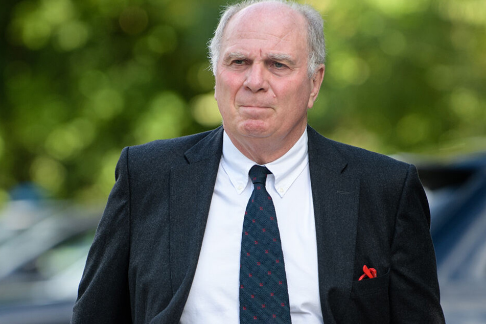 Auch wenn sich Uli Hoeneß nicht mehr zur Wahl des Präsidenten zur Verfügung stellen will, seine Bayern verteidigt er wohl ein Leben lang.