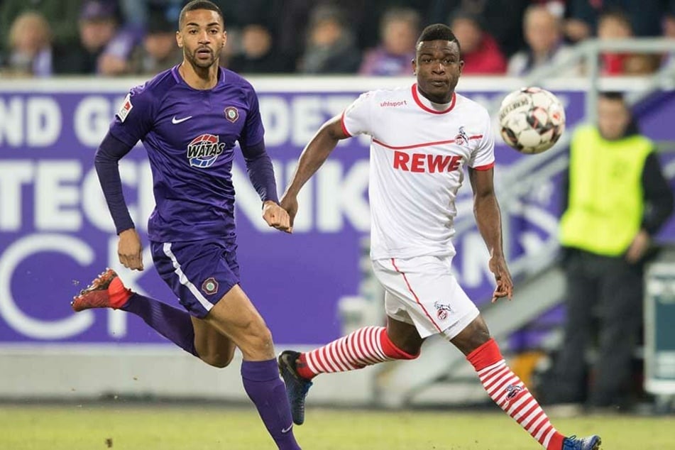 Aues Malcolm Cacutalua (l) im Zweikampf mit Kölns Jhon Cordoba.