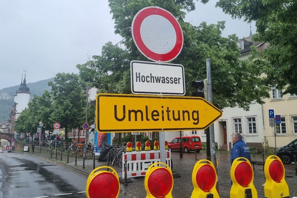 Hier ist kein Vorbeikommen: In Heidelberg haben die Wassermassen das Stadtbild voll im Griff.