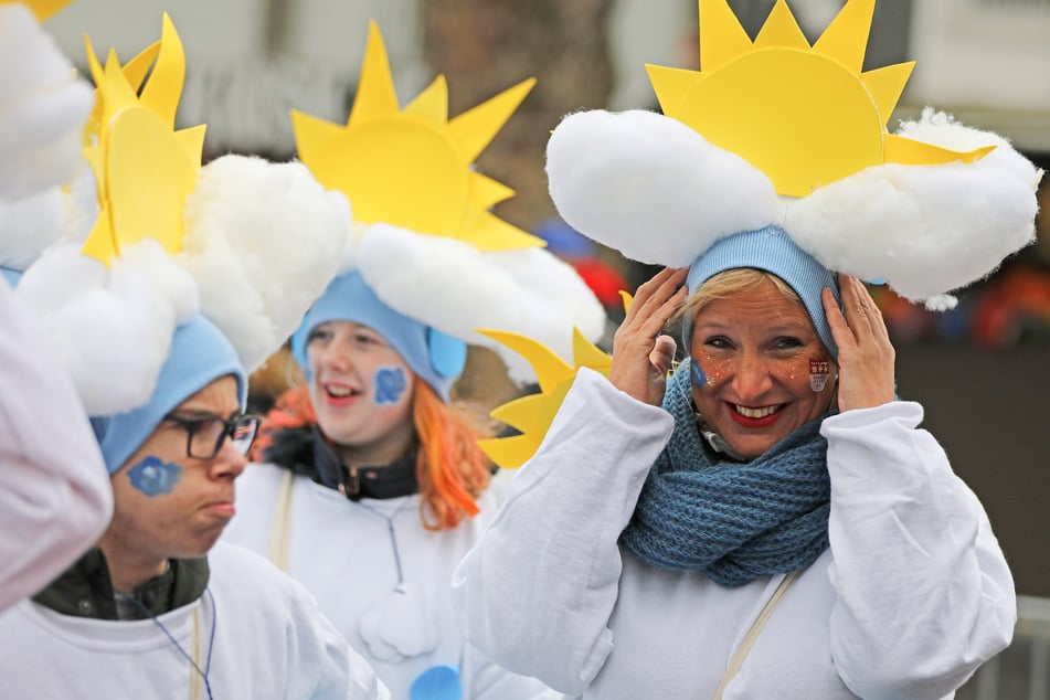 Der Rosenmontag soll in den Karnevalshochburgen in NRW zwar bewölkt, aber überwiegend trocken werden.