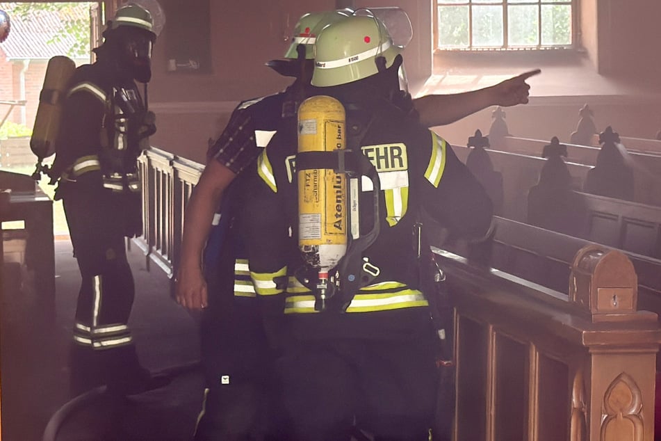 Feuer in Kirche: Psychisch auffälliger Mann am Brandort gesichtet, Person festgenommen