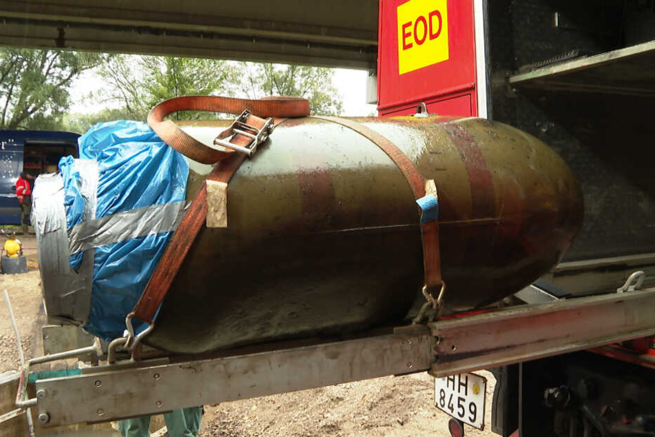Die Fliegerbombe wird nach der Entschärfung abtransportiert.