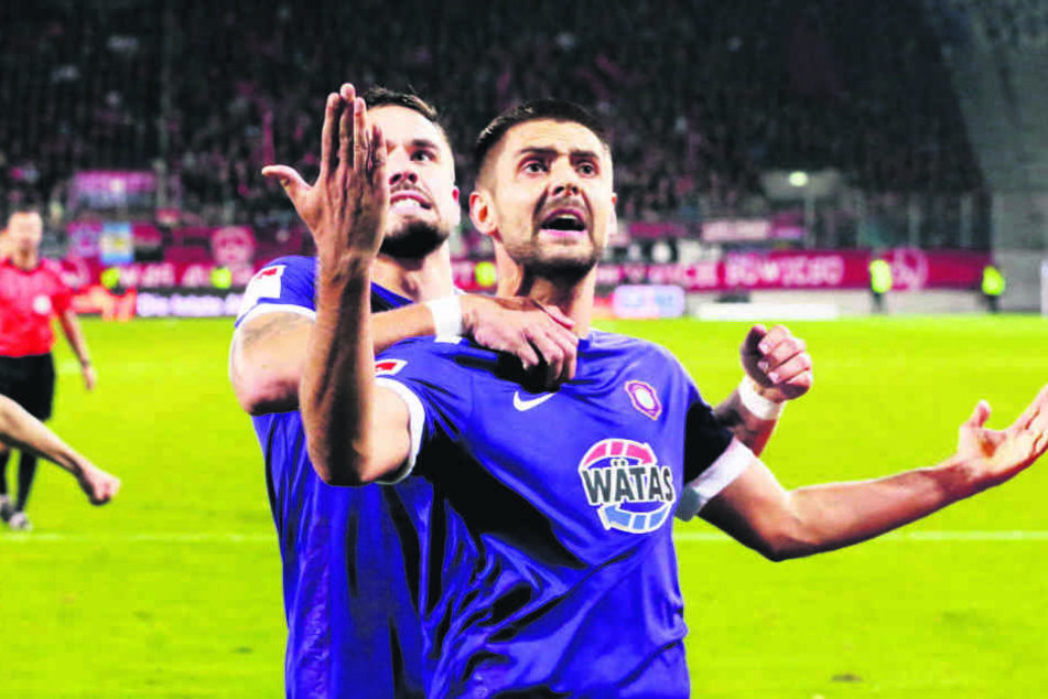 Tor für Aue. FCE-Spieler Dimitrij Nazarov trifft per Foulelfmeter zum 1:1 und jubelt mit Pascal Testroet.