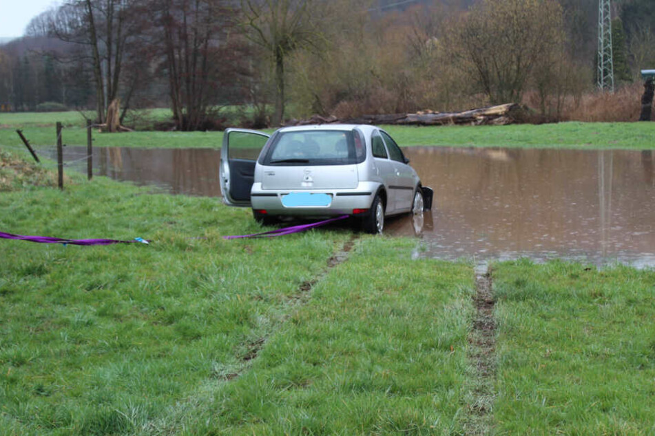 Der havarierte Corsa auf der Wiese.