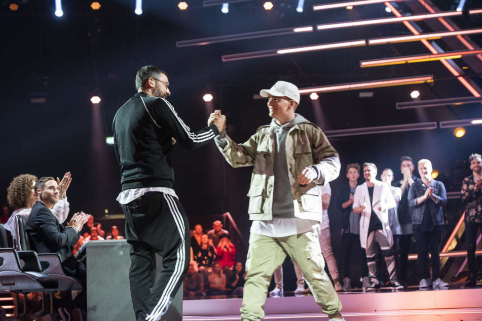 Juror Sido (37, l.) gratuliert dem Dresdner zum Einzug ins Halbfinale.