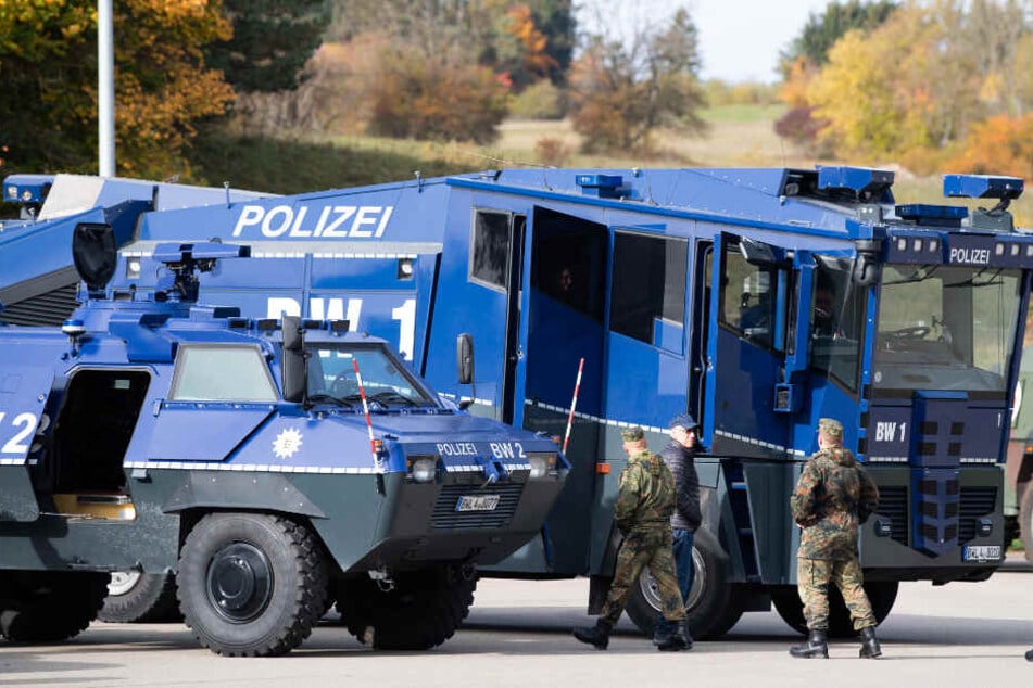Wasserwerfer stehen bei einer Terrorübung bereit. (Symbolbild)