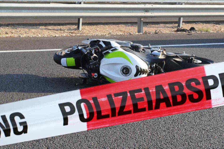 Motorräder krachen ineinander: Biker stirbt bei schwerem Unfall auf der B81