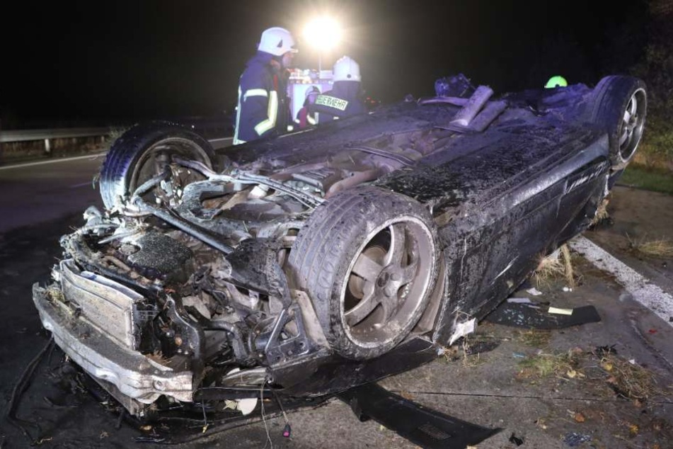 Der Audi ist nicht mehr wiederzuerkennen. Ein Wunder, dass der Fahrer diesen Horrorcrash überlebte.