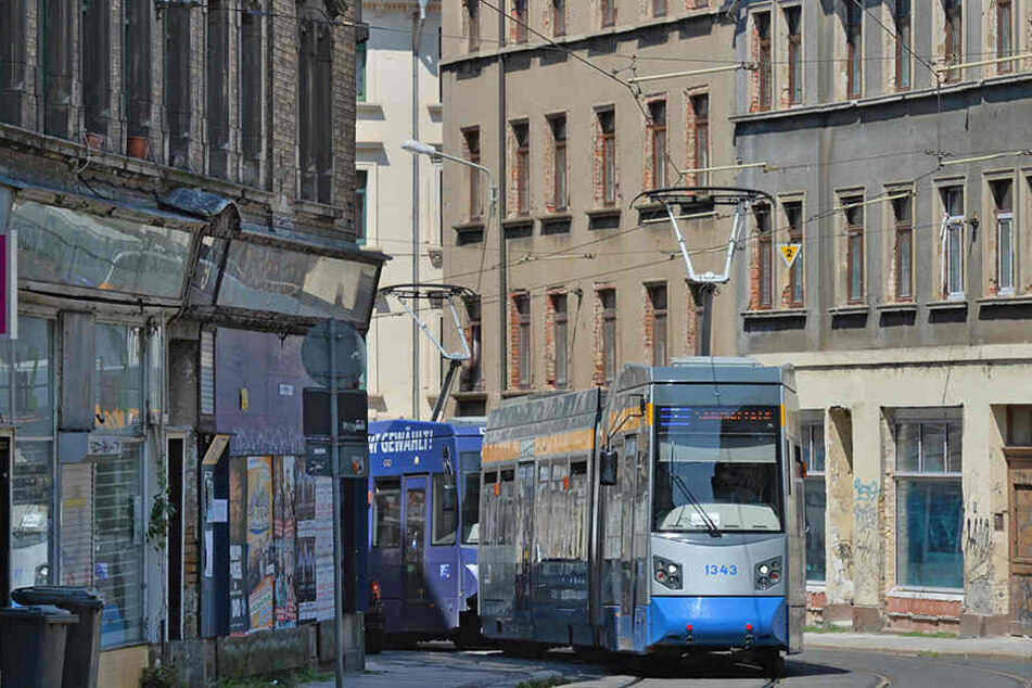 Endspurt für die Baumaßnahmen der Stadt Leipzig, der Leipziger Verkehrsbetriebe und der Wasserwerke: Die Georg-Schwarz-Straße soll bis Dezember rundum erneuert sein. Die Straßenbahnen sollen in beide Richtungen auf neuen Gleisen fahren.