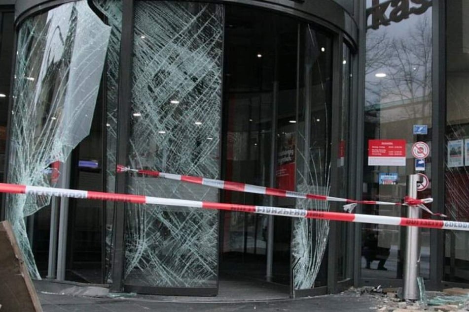 Der Unfallfahrer war im Vollrausch in die Sparkassenfiliale gerast.