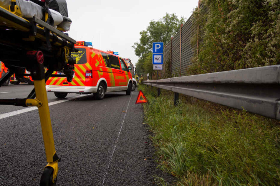 Durch die Wucht des Aufpralls schleuderte das Motorrad auf die Gegenfahrbahn. (Symbolbild)