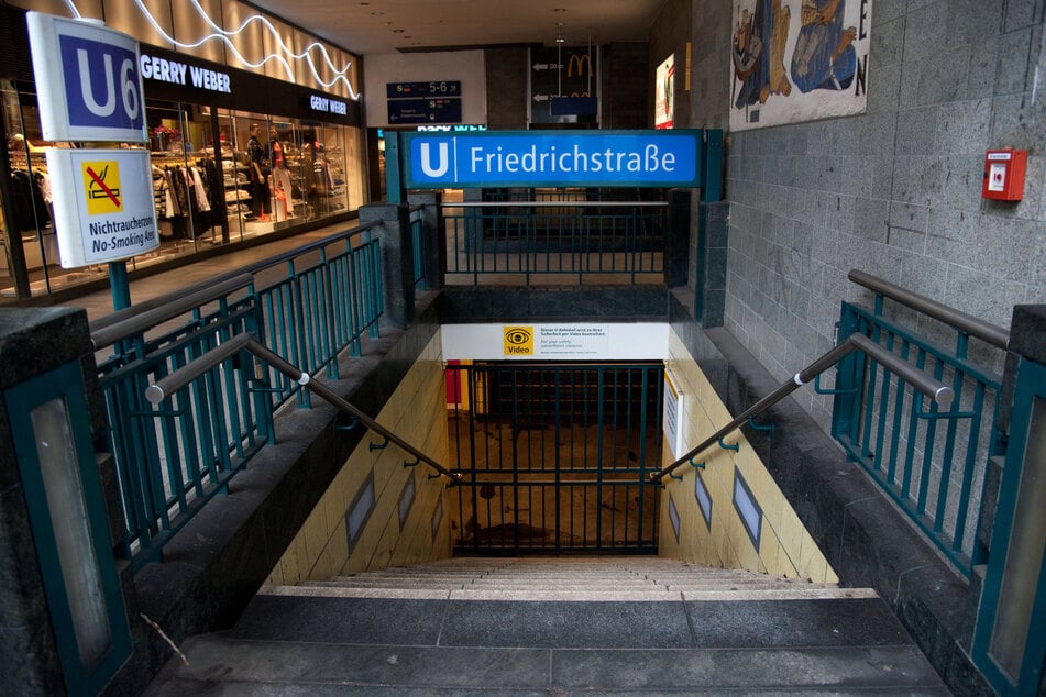 Der 20-Jährige flüchtete mit seinen Bekannten in Richtung U-Bahnhof Friedrichstraße. (Archivbild)