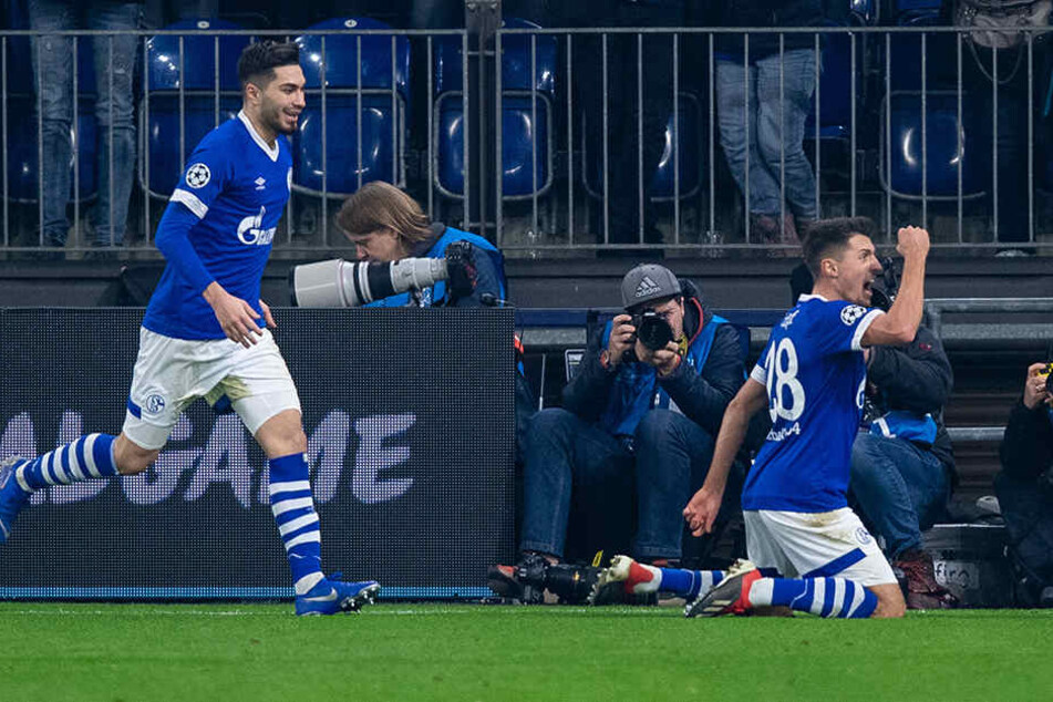 Schalkes Alessandro Schöpf (r.) bejubelt mit seinem Teamkollegen Suat Serdar seinen Treffer zum 1:0.