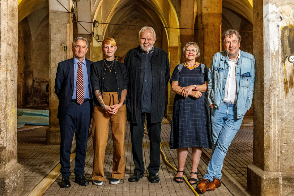 In den alten Stallungen des Kornhauses: Frank Richter (62, SPD, v.l.), Sophie Koch (28, SPD), Gunther Emmerlich (77), Unterstützerin Ulrike Anderssen-Reuster (64) und Jörg Kachelmann (63).