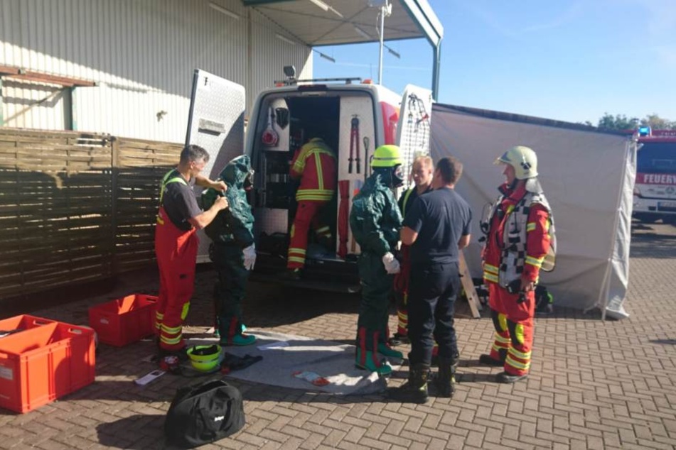Mehrere Feuerwehren sind im Einsatz um die unbekannte Flüssigkeit zu binden.