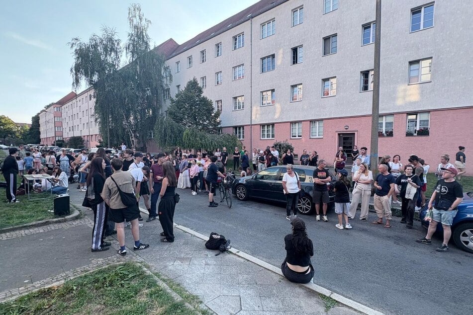 Mehr als 150 Nachbarn und Freunde der getöteten Susann K. (†42) sowie weitere Demonstranten versammelten sich Mittwochabend vor dem Wohnhaus.