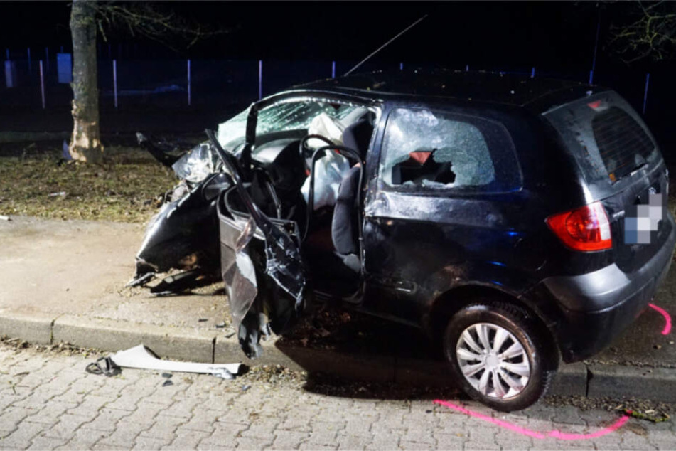 Der zerstörte Hyundai an der Unfallstelle.