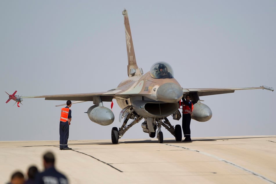 Mechaniker stehen auf einem Militärflughafen bei Eilat in Israel an einem F-16 Kampfjet der israelischen Luftwaffe.