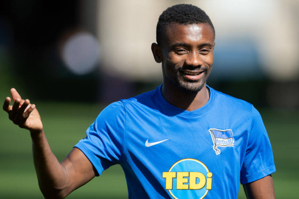 Salomon Kalou kommt zum Trainingsplatz.