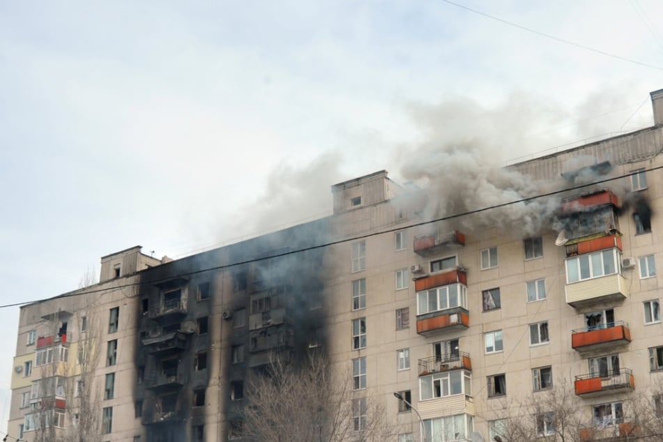 Ukraine-Krieg, Tag 42: Mehrere Hochhäuser in Ostukraine durch Artilleriebeschuss zerstört