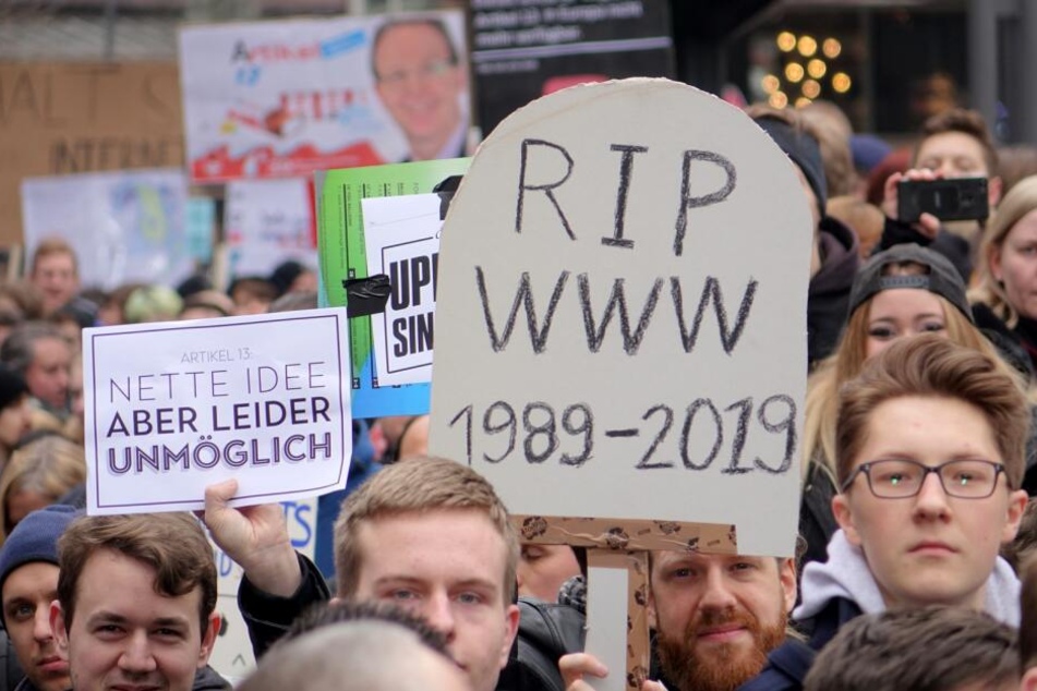 Die Demonstranten befürchten, dass das Internet nach der Reform möglicherweise nicht mehr so genutzt werden kann wie bisher, da einige Plattformen wie YouTube und Co. möglicherweise sogenannte "Upload Filter" einsetzen.