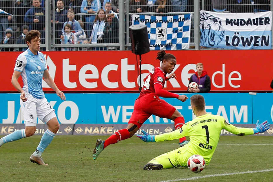 Schlussmann Marco Hiller (r.) und der TSV 1860 mussten eine Pleite hinnehmen.