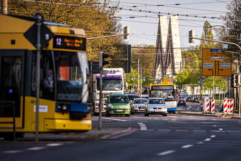 Zuerst warfen die 43 Männer Müll und Flaschen auf die Straße, dann randalierten sie in einer Straßenbahn.