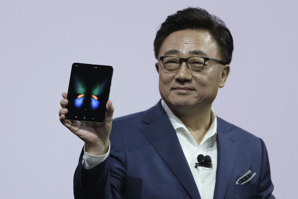 Dong-Jin Koh, Chef von Samsungs Mobilfunksparte, hält das neue Galaxy Fold Smartphone in der Hand.